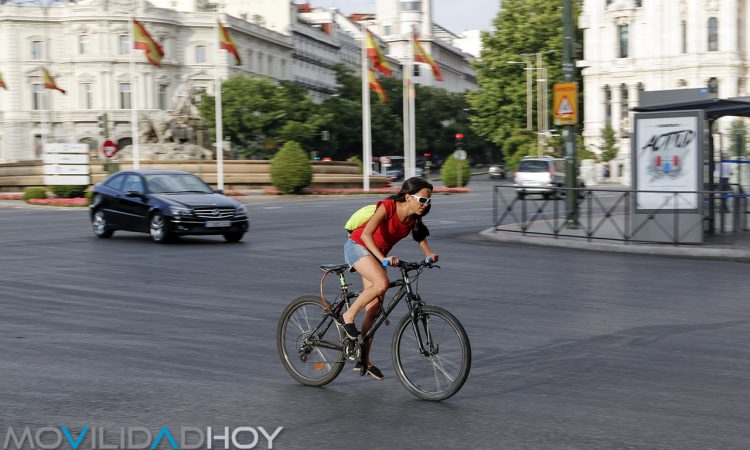 Desplazamientos. Ciclistas y coches en Madrid