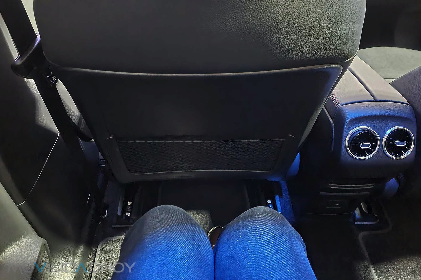 Mercedes-Benz EQB espacio para las rodillas